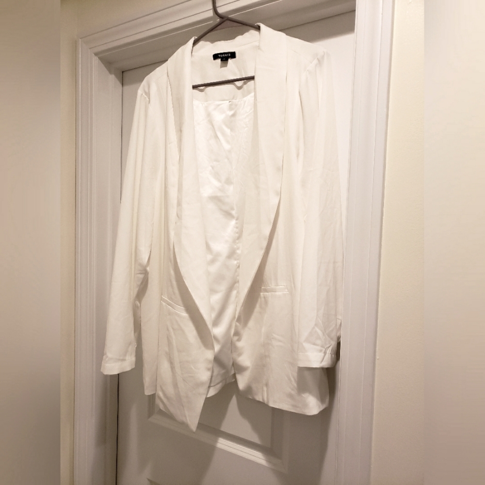 TORRID White/Cream Crepe Longline Blazer Size 3